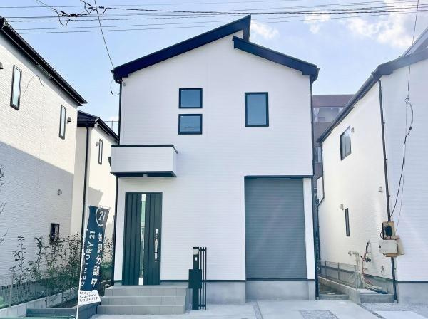 【外観】 | 日が当たり、あたたかながらもスタイリッシュなたたずまいです！