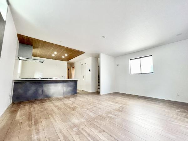 世田谷区喜多見１丁目の新築一戸建の前面道路含む現地写真|（2025年11月　撮影）前面道路１０ｍでございます！