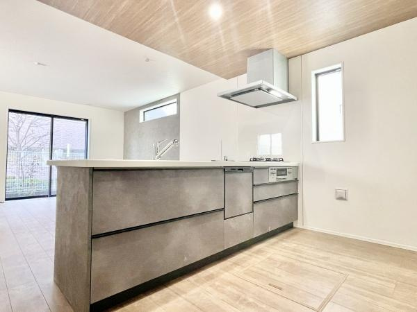 【内観：施工例】 | 施工例：ご家族のくつろぎ空間であるリビングは陽当たり良好です。