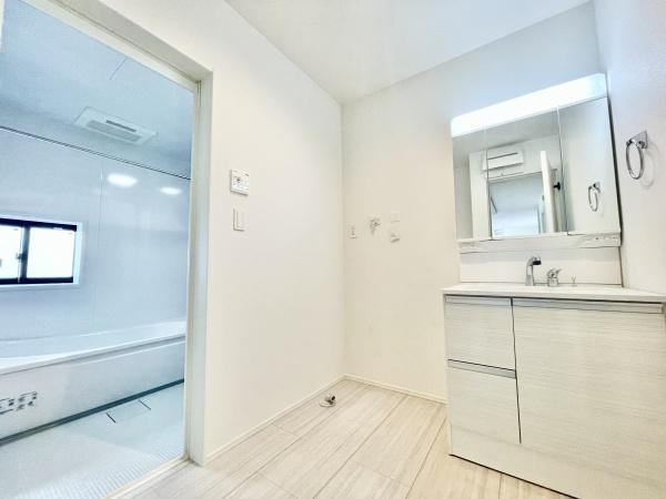 【内観：施工例】 | 施工例：広々としたキッチンスペースです。