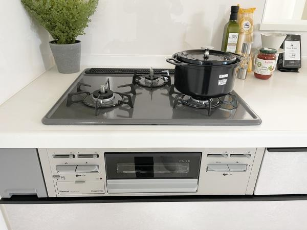 【内観：施工例】 | 調理の効率があがる使いやすい３口コンロ