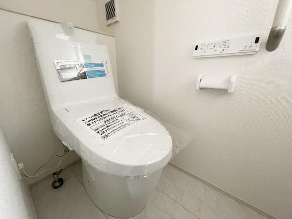 【内観：施工例】 | 落ち着いた色合いのトイレは、保温・洗浄機能付きです。