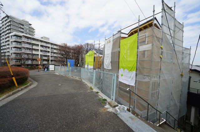 【横浜市保土ケ谷区明神台49-11全2棟新築戸建て】★仲介手数料無料★（星川小学校・保土ケ谷中学校/岩崎中学校）の前面道路含む現地写真