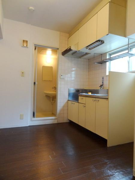 中善大正ハイツの居間・リビング|★キッチンスペースも広々★