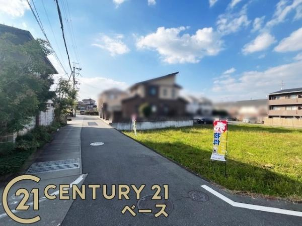 香芝市逢坂２丁目の売地の前面道路含む現地写真