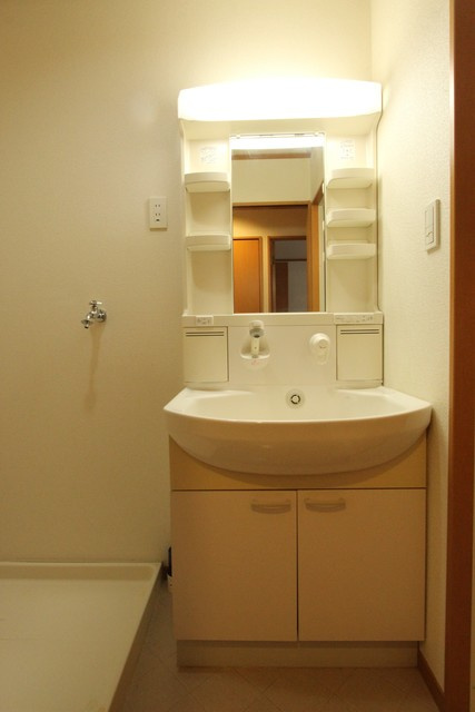 クレールの洗面所|掃除のしやすいシャワー付きになっています