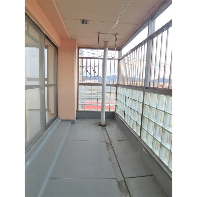 岐阜市早田栄町３丁目のアパートのバルコニー