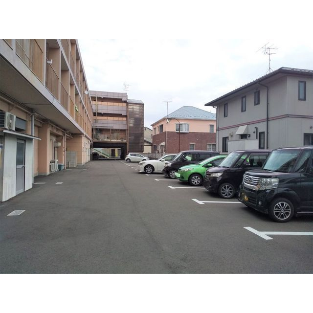 岐阜市早田栄町３丁目のアパートの駐車場