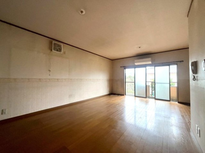 【居間・リビング】 | ■新規専任物件■高槻市大塚町二丁目■空家ですので気兼ねなく内覧可