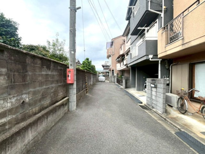 【前面道路含む現地写真】 | ■新規専任物件■高槻市大塚町二丁目■空家ですので気兼ねなく内覧可 | ■平成１０年８月建築　■屋根裏収納庫付き ■LDK15.5帖
■バス停まで徒歩約３分■1616サイズの浴室 ■全室収納付