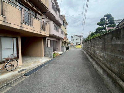 【前面道路含む現地写真】 | ■新規専任物件■高槻市大塚町二丁目■空家ですので気兼ねなく内覧可 | ■平成１０年８月建築　■屋根裏収納庫付き ■LDK15.5帖
■バス停まで徒歩約３分■1616サイズの浴室 ■全室収納付