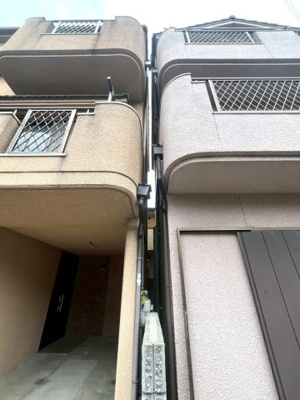 【駐車場】 | ■新規専任物件■高槻市大塚町二丁目■空家ですので気兼ねなく内覧可 | ■平成１０年８月建築　■屋根裏収納庫付き ■LDK15.5帖
■バス停まで徒歩約３分■1616サイズの浴室 ■全室収納付