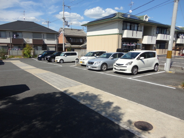 アルティ逢坂Ｂの駐車場
