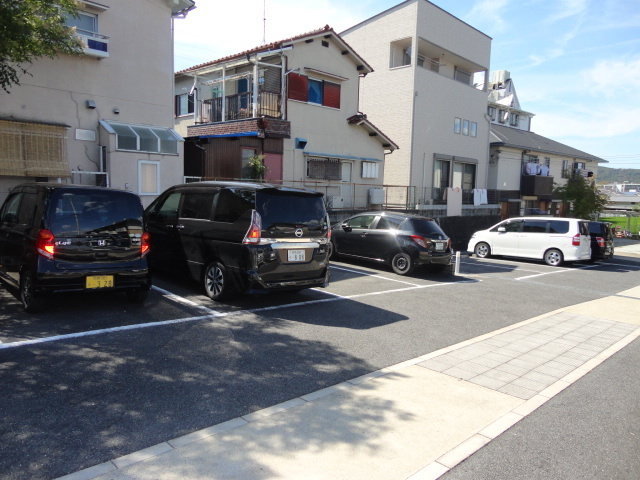 アルティ逢坂Ｂの駐車場