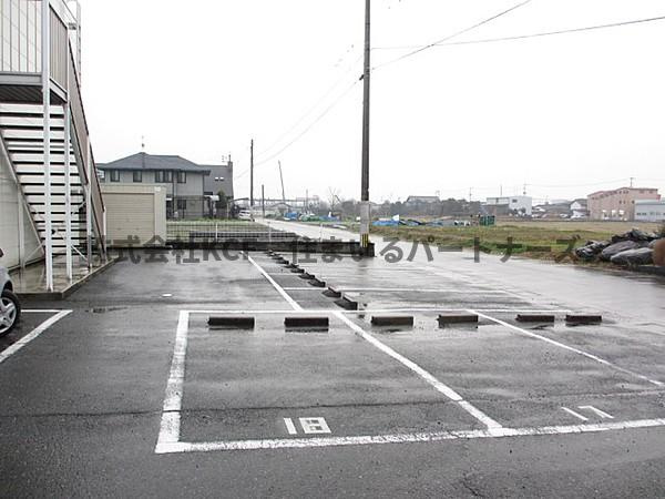ウッドワン2番館の駐車場|駐車場があるので、車を買う予定の方も安心です
