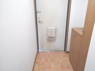 メイプルハイツの玄関|落ち着いた玄関です