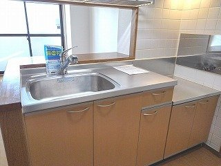 メイプルハイツのキッチン|コンパクトなキッチンで掃除もラクラク