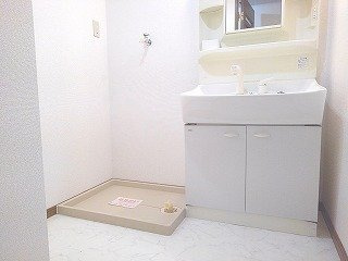 メイプルハイツの洗面所|脱衣スペースもあります