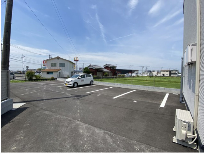 LUANA GARDENの駐車場