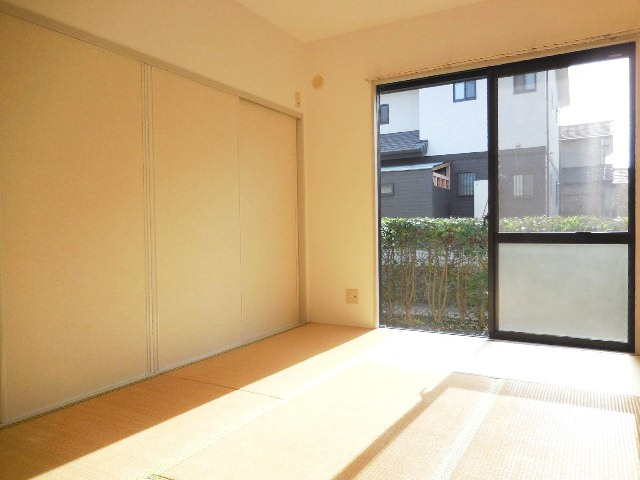 ルピナス御井【10,000円キャッシュバック対象物件】の和室|明るい和室です