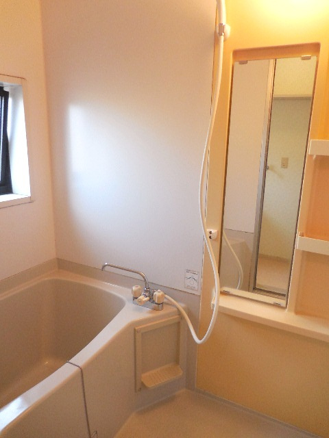 ルピナス御井【10,000円キャッシュバック対象物件】の浴室|コンパクトで使いやすいお風呂です