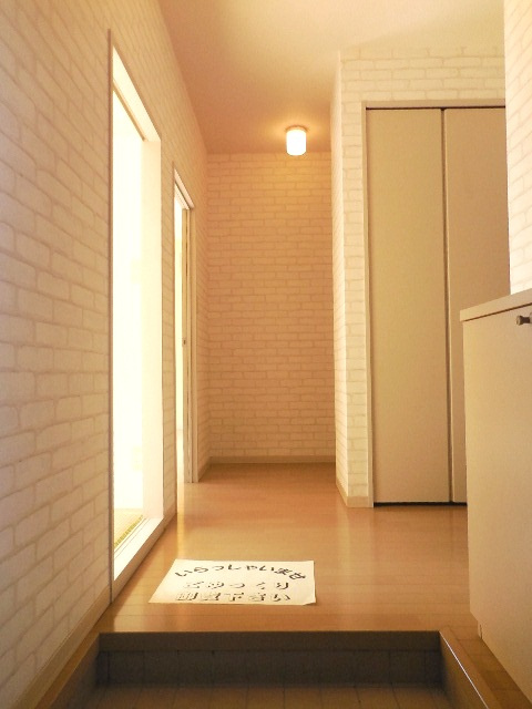 ルピナス御井【10,000円キャッシュバック対象物件】の玄関|明るい玄関です