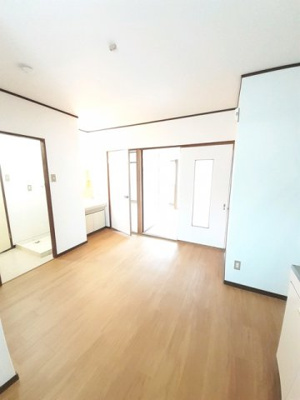 【居間・リビング】 | 桜通りハイツ | 内装は落ち着いています