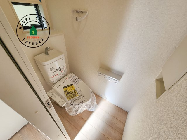 糟屋郡須恵町佐谷第1-2棟（1号棟）の内観：施工例|トイレ・ウォシュレット付。快適で衛生的な洗浄機能付温水シャワートイレです。収納や手すりもついてます。