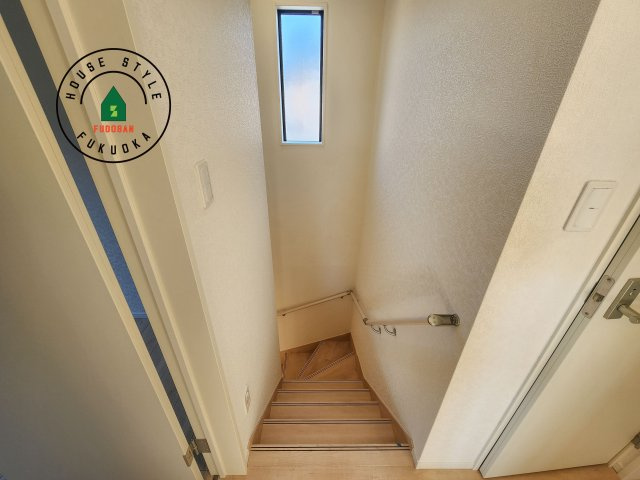 糟屋郡須恵町佐谷第1-2棟（1号棟）の内観：施工例|＜手すり付階段＞手すりがないと階段の昇り降りで危険なことはもちろん、壁に手をつきながら歩くことで壁紙が汚れやすくなります。すべての方に快適に昇り降りしていただくため、手すりを設置しました。