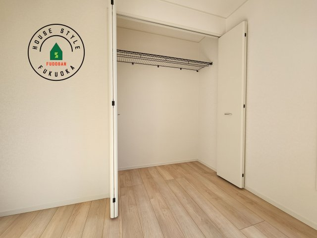 糟屋郡須恵町佐谷第1-2棟（1号棟）の内観：施工例|【WIC（ウォークインクローゼット）】 たくさんの洋服をかけてもシワになりにくいウォークインクローゼット。洋服以外にも、普段使わない家電やスーツケース、ストック品など何でも片付く嬉しい空間です。