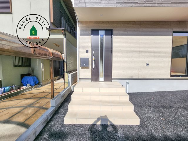 糟屋郡須恵町佐谷第1-2棟（1号棟）の外観：施工例|地盤調査済 / 玄関へ向かうまでのアプローチに漂う上質が期待感をもたせます。玄関は建物の顔。落着きを醸し出した自己主張が心に訴えてきます。