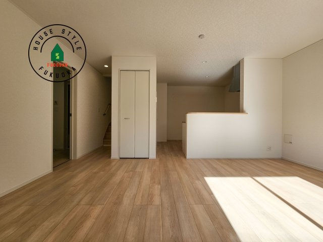 糟屋郡須恵町佐谷第1-2棟（1号棟）の内観：施工例|キッチンからリビングをしっかり確認できます。家族の笑顔があふれる空間になりそうですね。