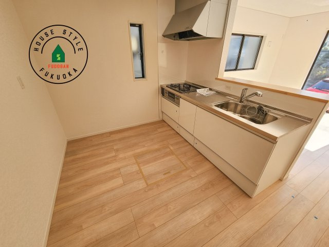 糟屋郡須恵町佐谷第1-2棟（1号棟）の内観：施工例|カウンターキッチンなら、リビングで遊ぶ子供の様子を見ながら料理ができるので安心です。料理を運んでもらったり、子供にお手伝いしてもらいやすいのもいいですね。