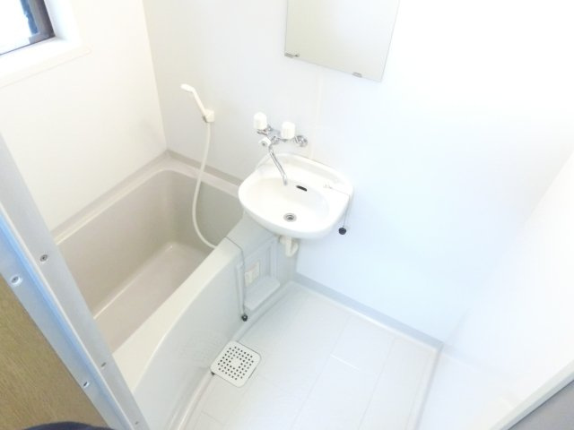 キャッスル小平の浴室|浴室にも窓があり換気ができます