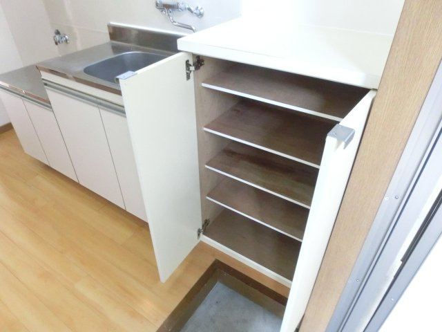 キャッスル小平の玄関|下足入れは棚の高さ変更できます