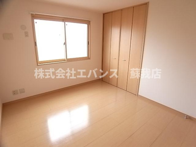 【寝室】 | ハイツ・プリマベーラ | 広くて明るい寝室