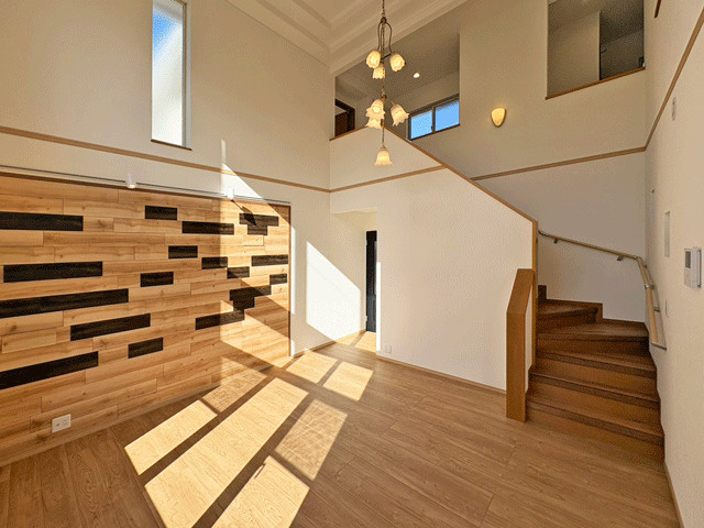 富谷市杜乃橋１丁目 大きな吹き抜けのある家♪の居間・リビング