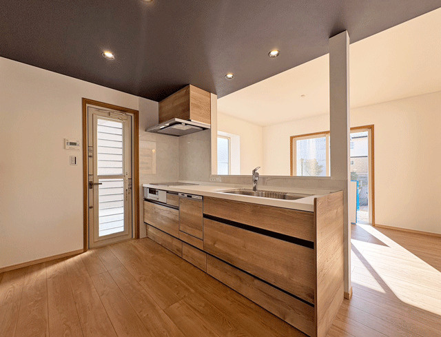 富谷市杜乃橋１丁目 大きな吹き抜けのある家♪のキッチン