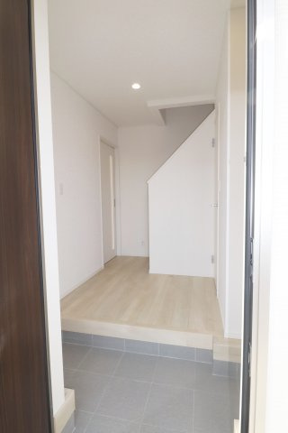 須賀川市日向町　　　3号棟　　　西袋1小学校、西袋中学区の玄関|※同社施工例
