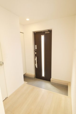 須賀川市日向町　　　3号棟　　　西袋1小学校、西袋中学区の玄関|※同社施工例
