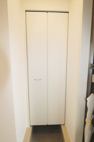 須賀川市日向町　　　3号棟　　　西袋1小学校、西袋中学区の玄関|※同社施工例
