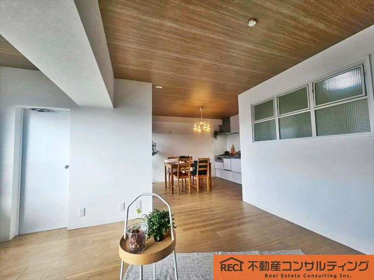 鳴尾小松住宅A棟の居間・リビング