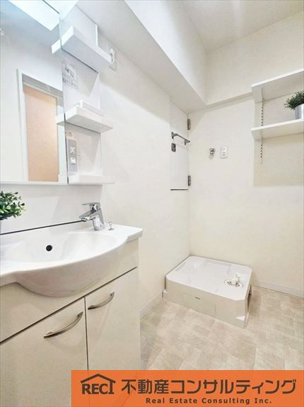 鳴尾小松住宅A棟の独立洗面台