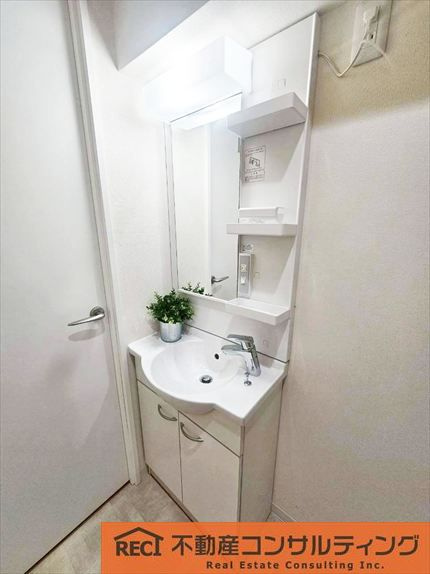 鳴尾小松住宅A棟の独立洗面台