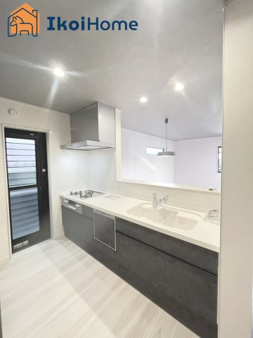 明石市朝霧町2丁目　新築戸建　のキッチン|【ホームページに現地動画掲載中】●年中無休：当日予約可●人気の対面式キッチン♪便利な勝手口付き！