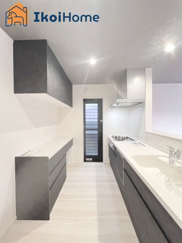 明石市朝霧町2丁目　新築戸建　のキッチン|【ホームページに現地動画掲載中】●年中無休：当日予約可●カップボード完備で統一感のあるキッチンです♪