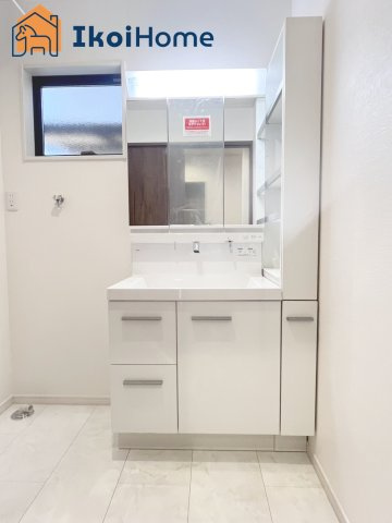 明石市朝霧町2丁目　新築戸建　の洗面所|【ホームページに現地動画掲載中】●年中無休：当日予約可●洗面は便利な３面鏡。ゆったりワイドシンク仕様