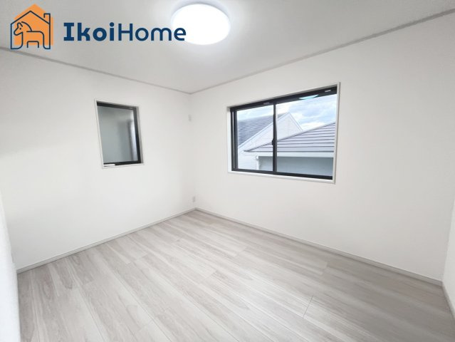 明石市朝霧町2丁目　新築戸建　の内装|【ホームページに現地動画掲載中】●年中無休：当日予約可●2面室採光で明るい2F洋室6帖です。