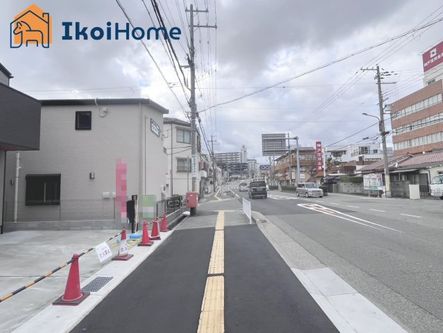 明石市朝霧町2丁目　新築戸建　の前面道路含む現地写真|【ホームページに現地動画掲載中】●年中無休：当日予約可●前面道路幅員17ｍ。整備された歩道があり安心