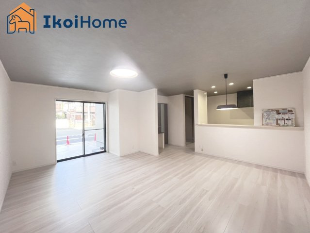 明石市朝霧町2丁目　新築戸建　の居間・リビング|【ホームページに現地動画掲載中】●年中無休：当日予約可●明るく開放感もある1階20.5帖のLDK！